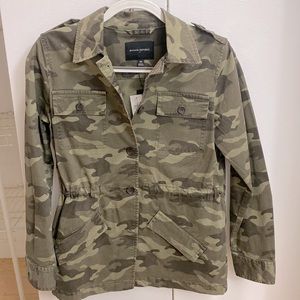 BANANA REPUBLIC CAMO JACKET. Brand new (w/ tags). Size XS.